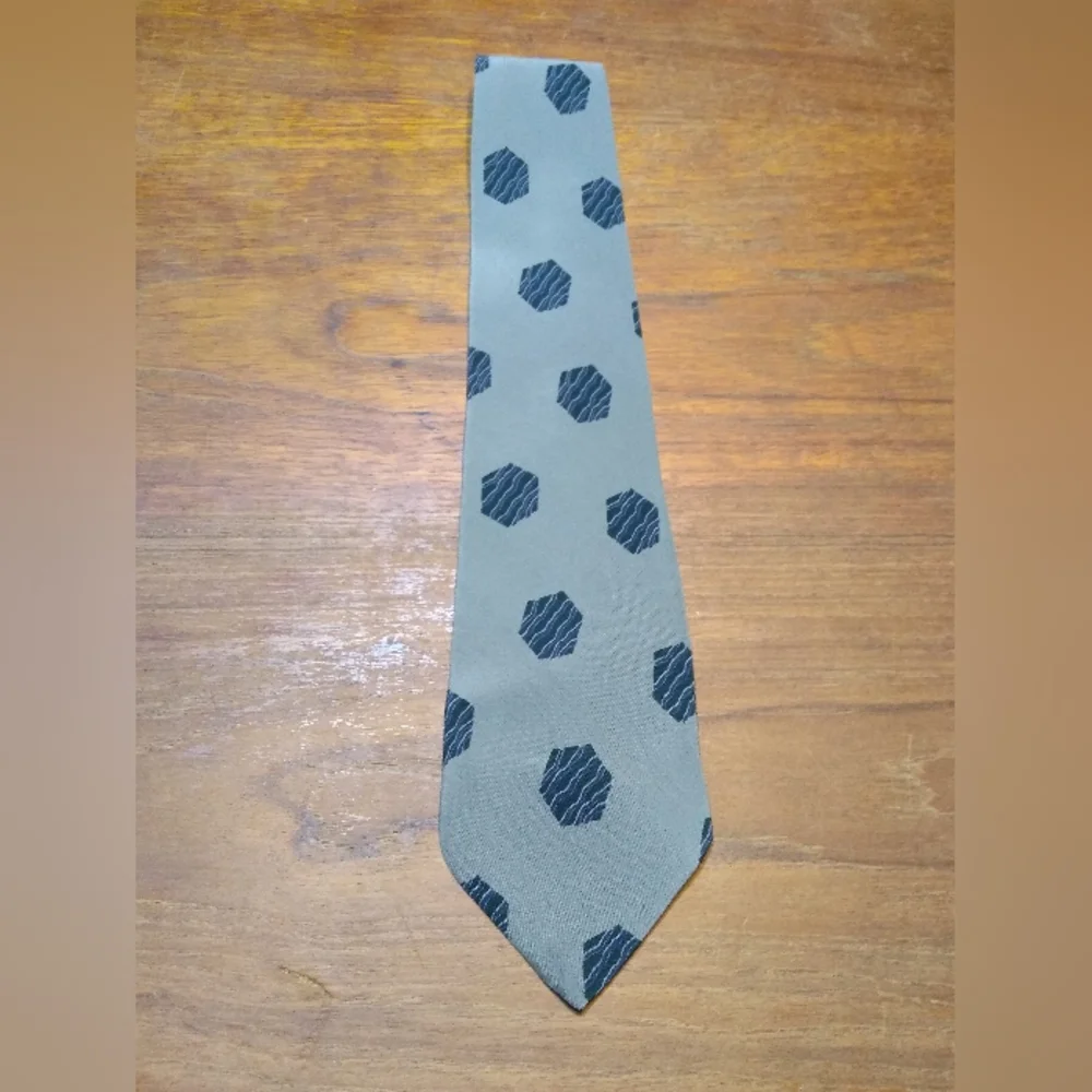 Giorgio Armani Tie, 100% Silk, Grey with Blue Hexagon Pattern, Made in I… - Picture 9 of 14